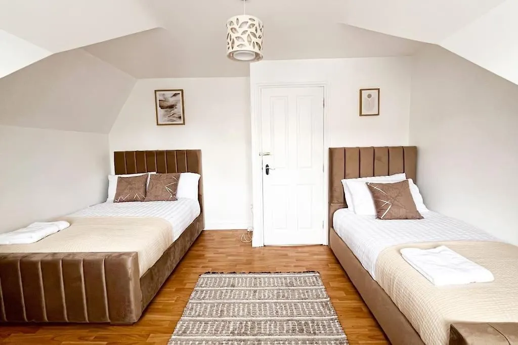 Luxury 4-Bed House In Dagenham, United Kingdom Villa United Kingdom
