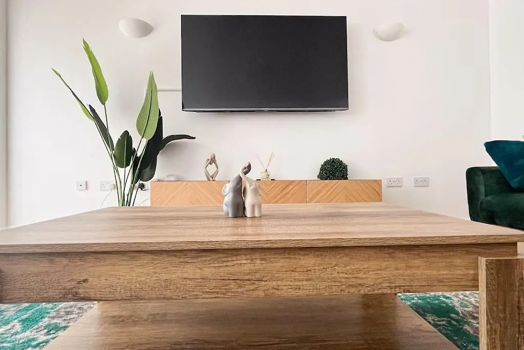 Luxury 4-Bed House In Dagenham, United Kingdom Villa Holiday home