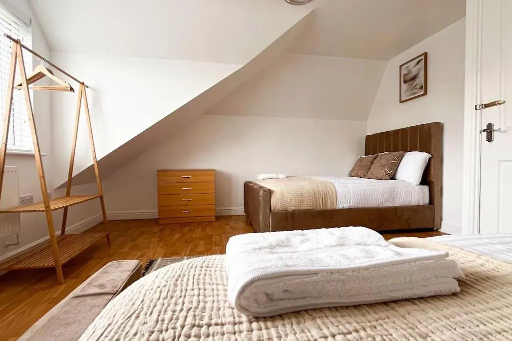 Luxury 4-Bed House In Dagenham, United Kingdom Villa Holiday home Dagenham