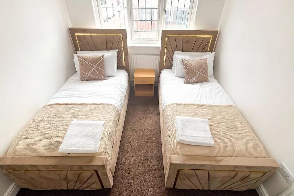 Luxury 4-Bed House In Dagenham, United Kingdom Villa 0*, Dagenham