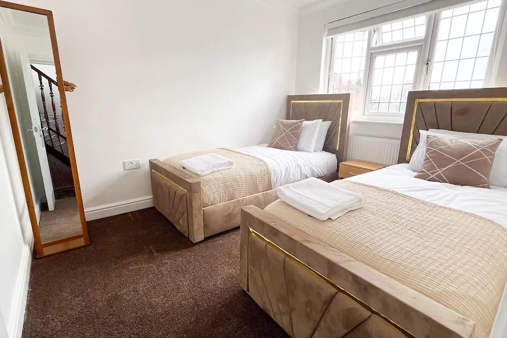 Holiday home Luxury 4-Bed House In Dagenham, United Kingdom Villa United Kingdom