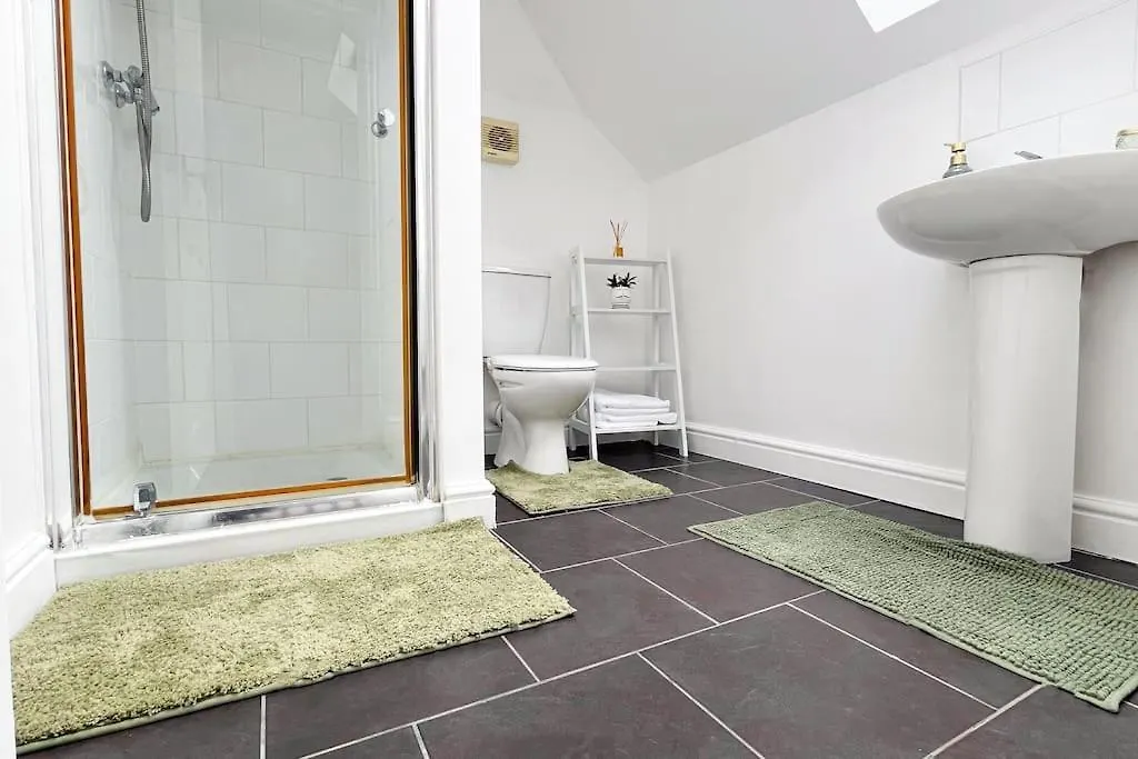 Luxury 4-Bed House In Dagenham, United Kingdom Villa