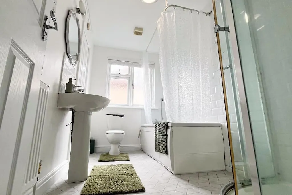 Luxury 4-Bed House In Dagenham, United Kingdom Villa 0*, Dagenham
