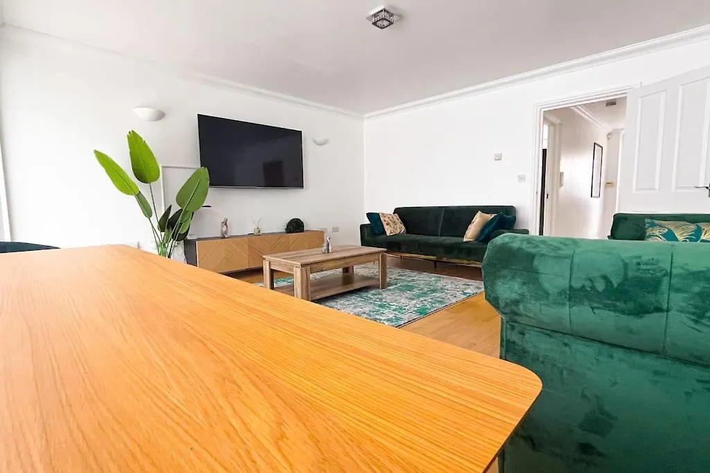 Luxury 4-Bed House In Dagenham, United Kingdom Villa
